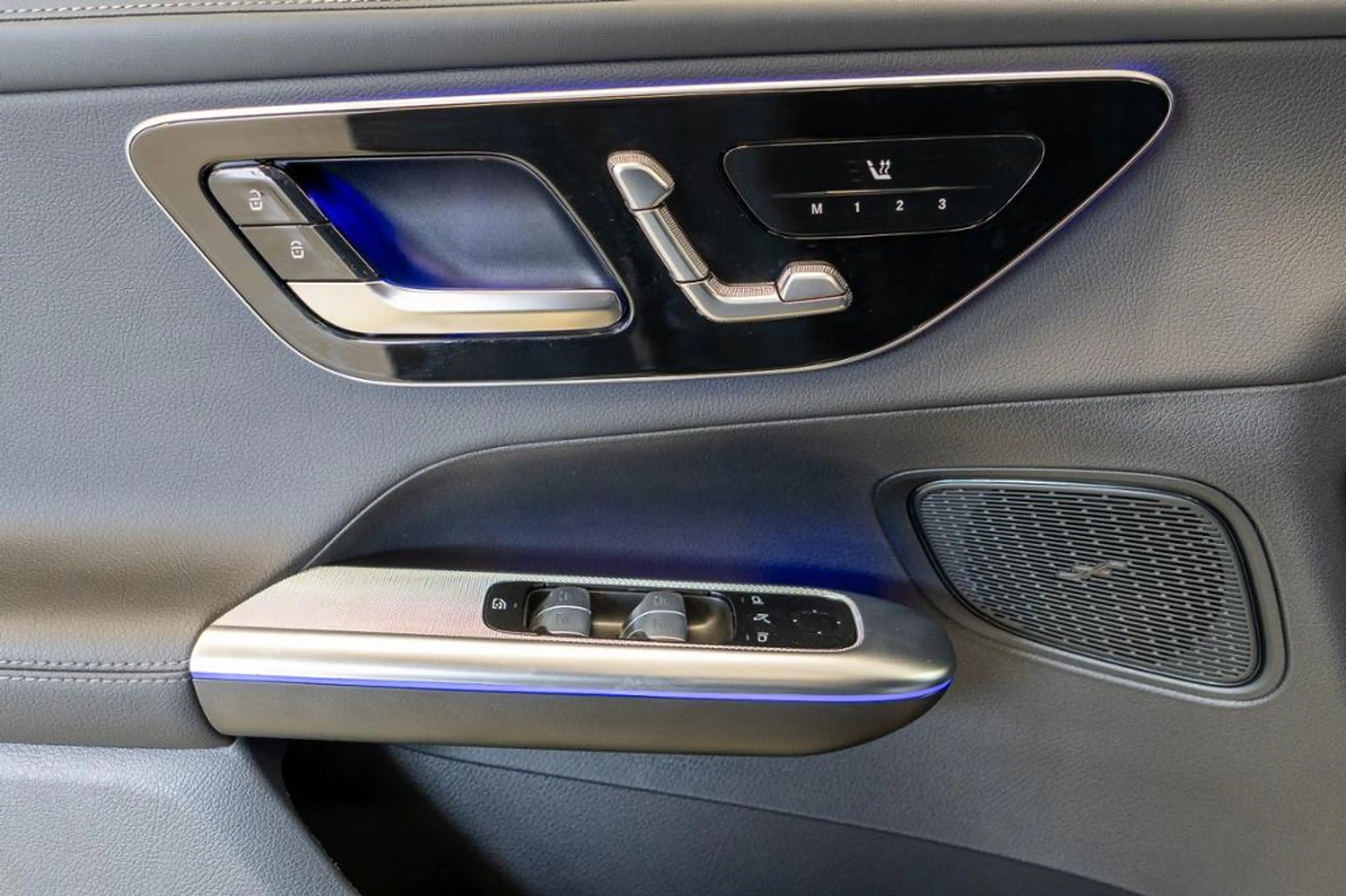 Mercedes-Benz GLC 300 de 4M *AMG Digital AHK Distron 360° Head — photo 11
