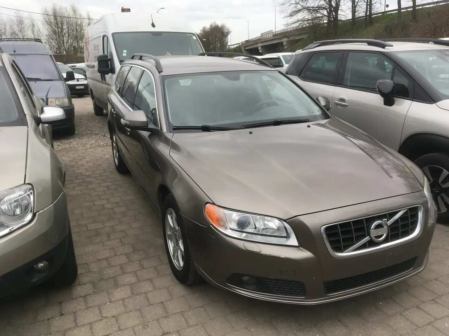 Volvo V70 2.0 D Momentum EXPORT Gris - 1