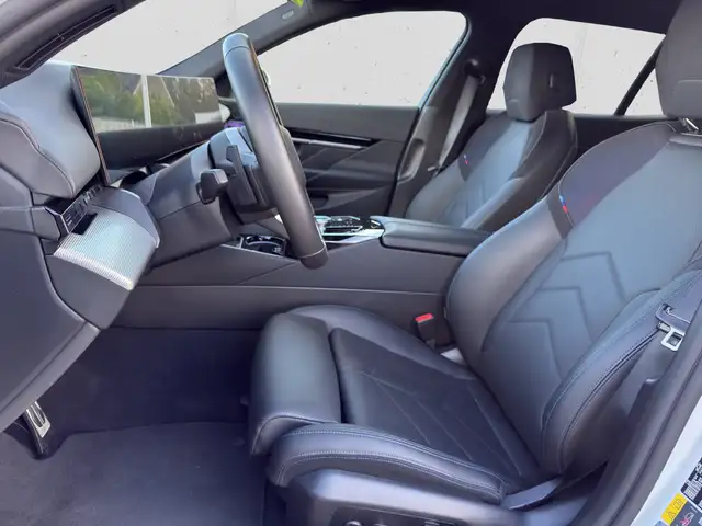 BMW 5 Series view 8