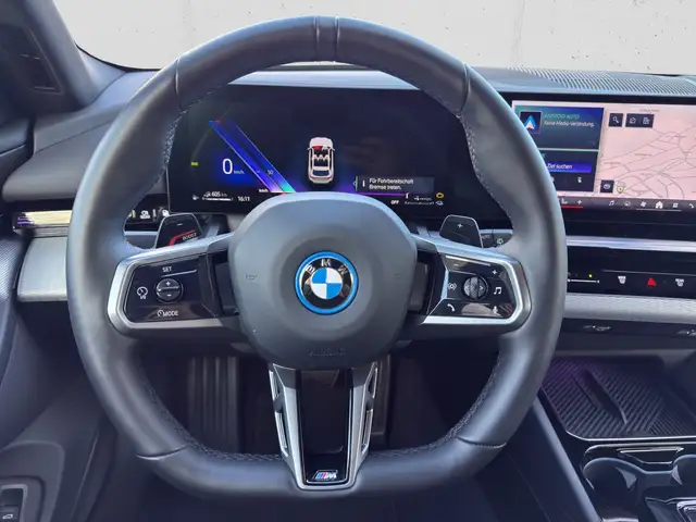BMW 5 Series view 9