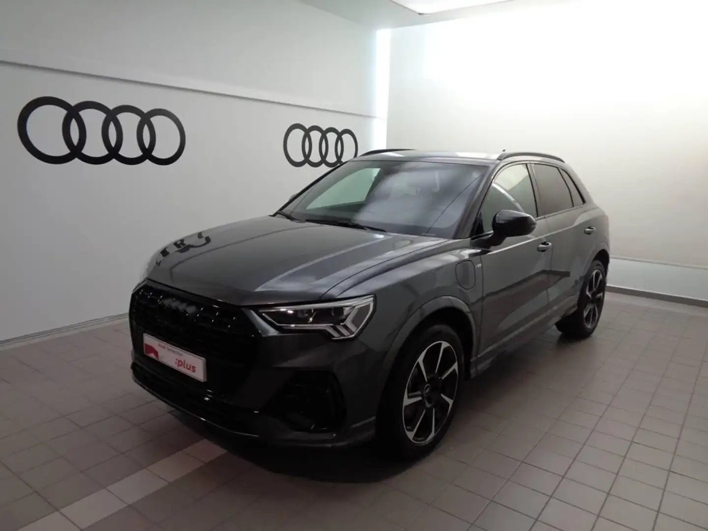 Audi Q3 45 TFSIe Black line S-tronic Grijs - 1