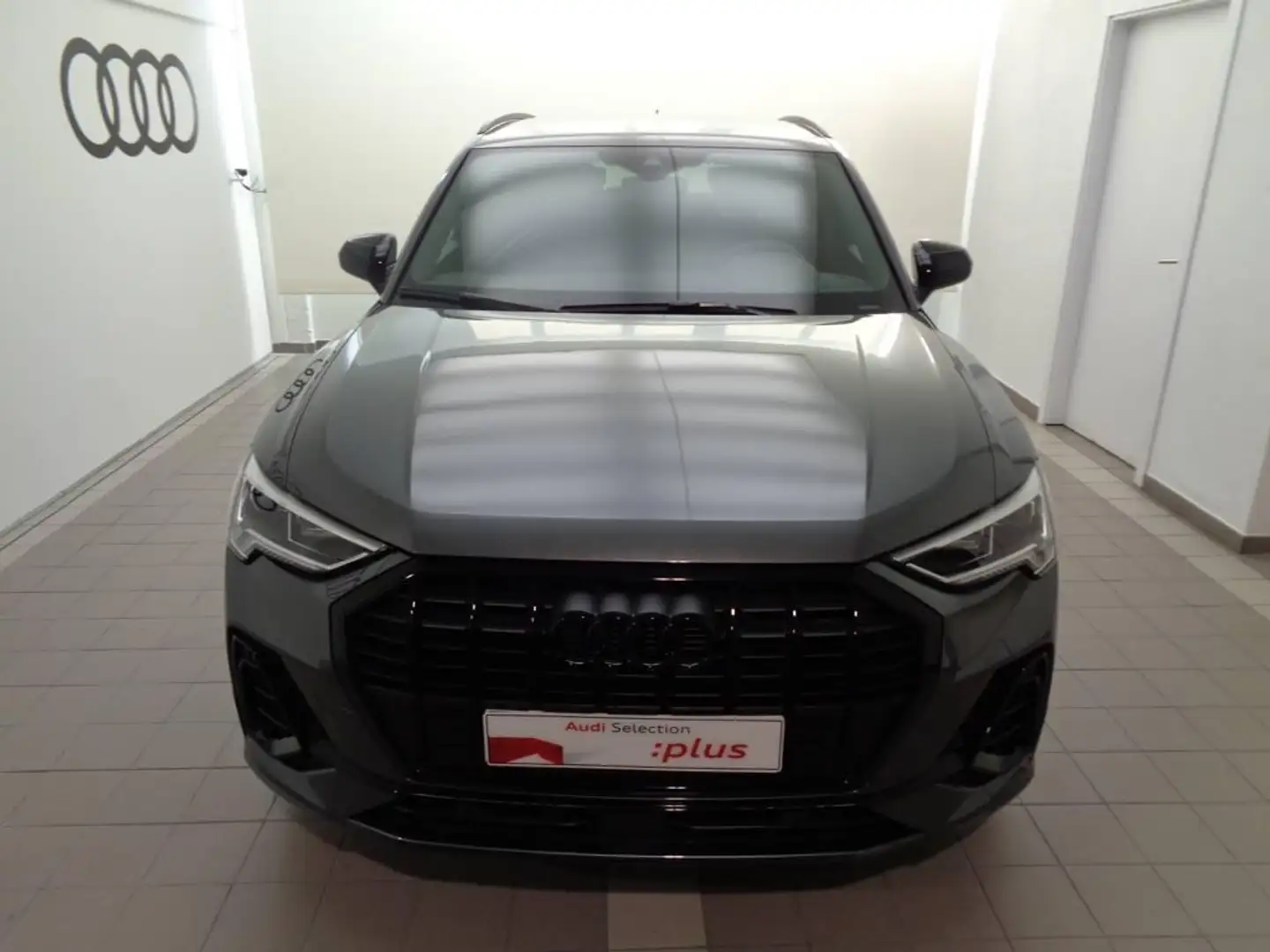 Audi Q3 45 TFSIe Black line S-tronic Grijs - 2