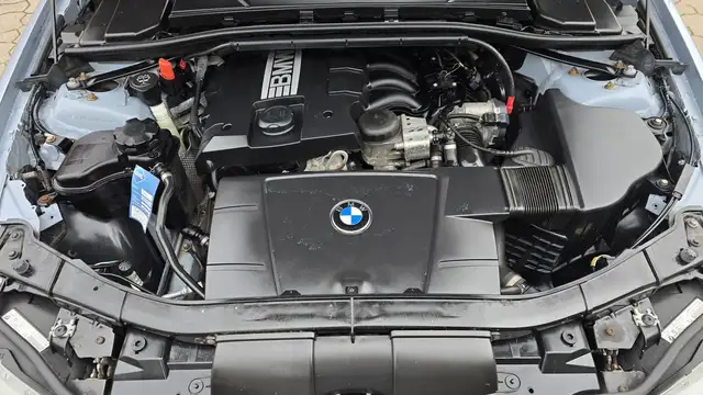 BMW 3 Series view 9