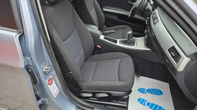 BMW 3 Series view 14