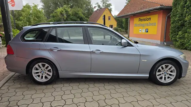 BMW 3 Series view 4