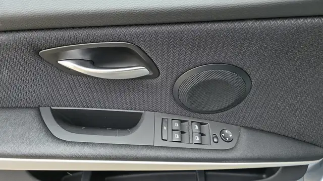 BMW 3 Series view 10