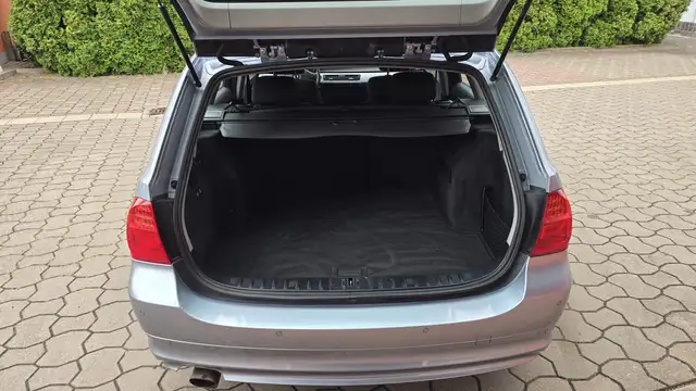 BMW 3 Series view 8