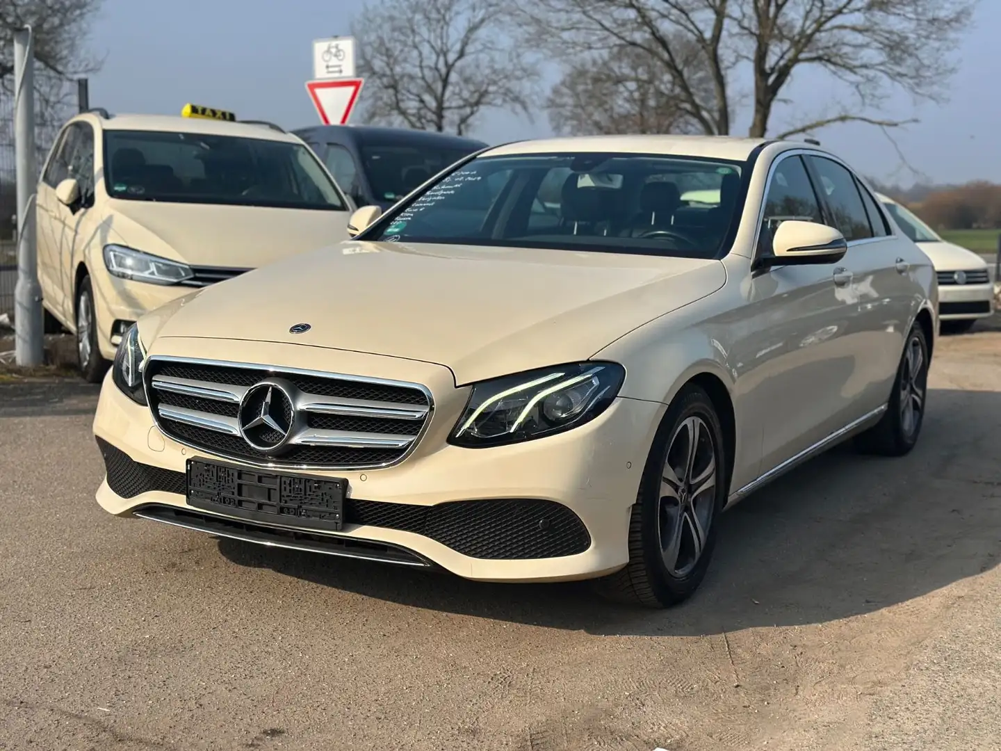 Mercedes-Benz E 200 d Avantgarde*Aut*Navi*PDC*Kam*Comand*§25a* Beige - 1