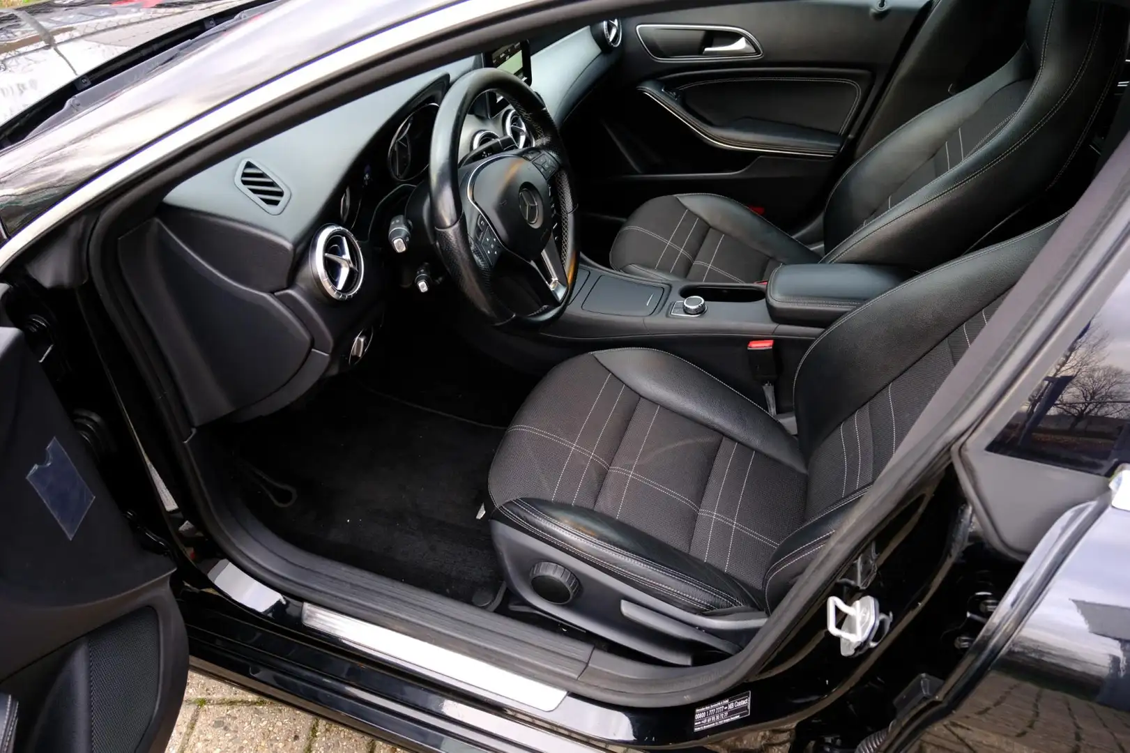 Mercedes-Benz CLA 200 Ambition Aut. Xenon|Half leder|18" LMV|PDC Zwart - 2