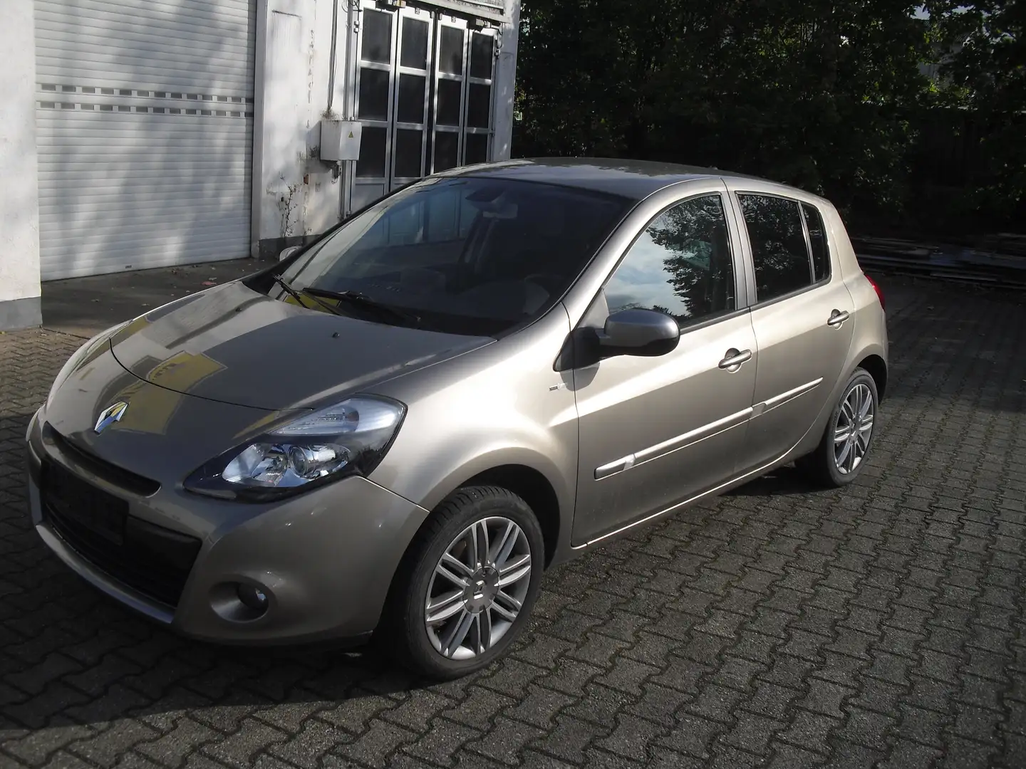 Renault Clio 1.6 16V 110 Aut. NightDay ALU Klimaauto Navi ZV Beige - 1