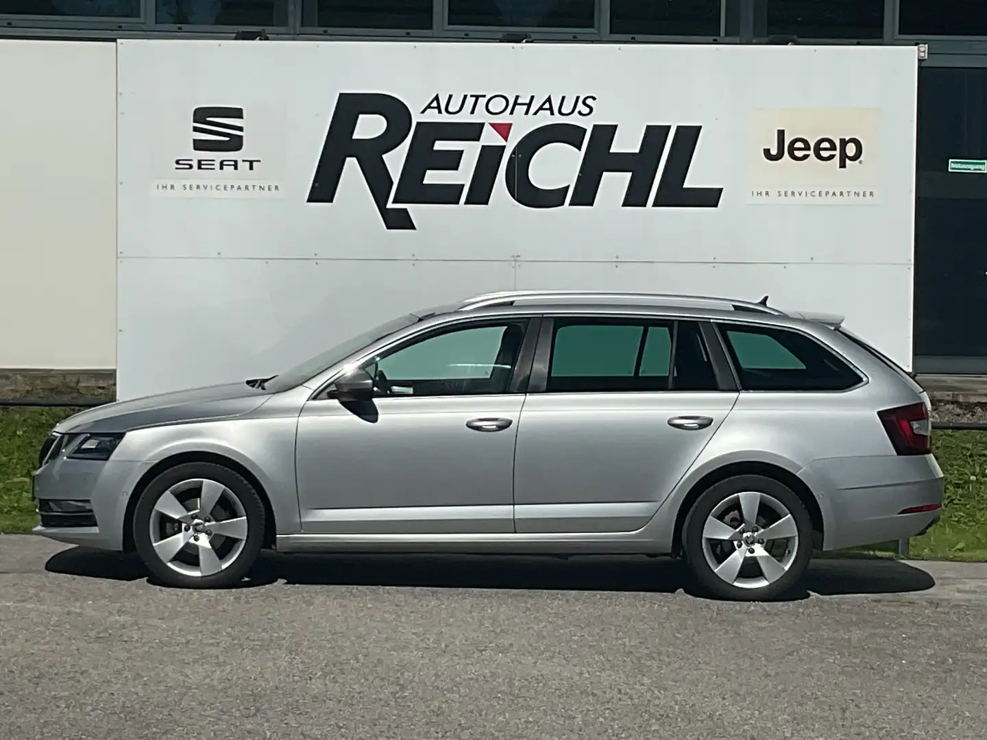 Skoda Octavia Kombi 1,6 TDI Style - ACC - AHK - el. Heckklappe Silber - 1