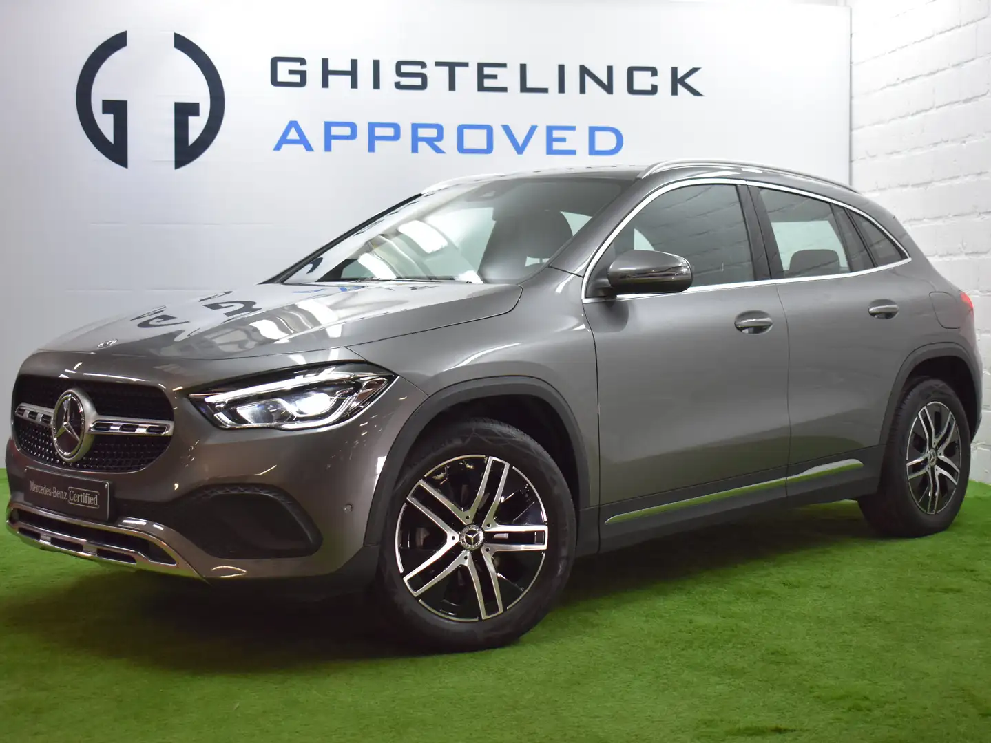 Mercedes-Benz GLA 180 Off-Roader|Tempomat|LaneAssist|Camera|Mbux|Carplay Gris - 1