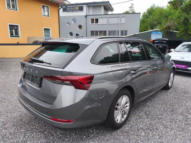 Skoda Octavia view 3