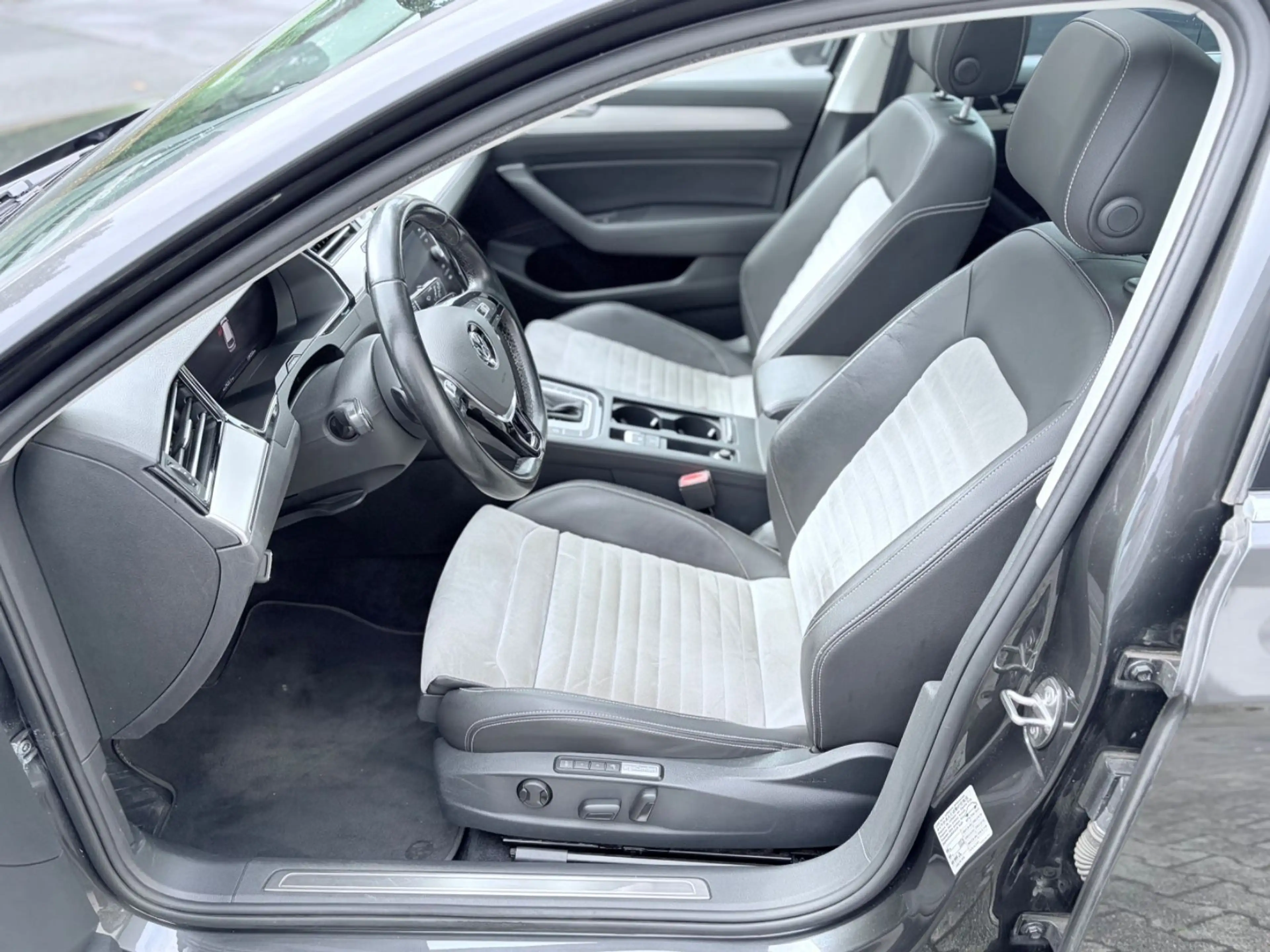 Volkswagen Passat Variant Highline Automatik LED AHK Kamera — photo 11