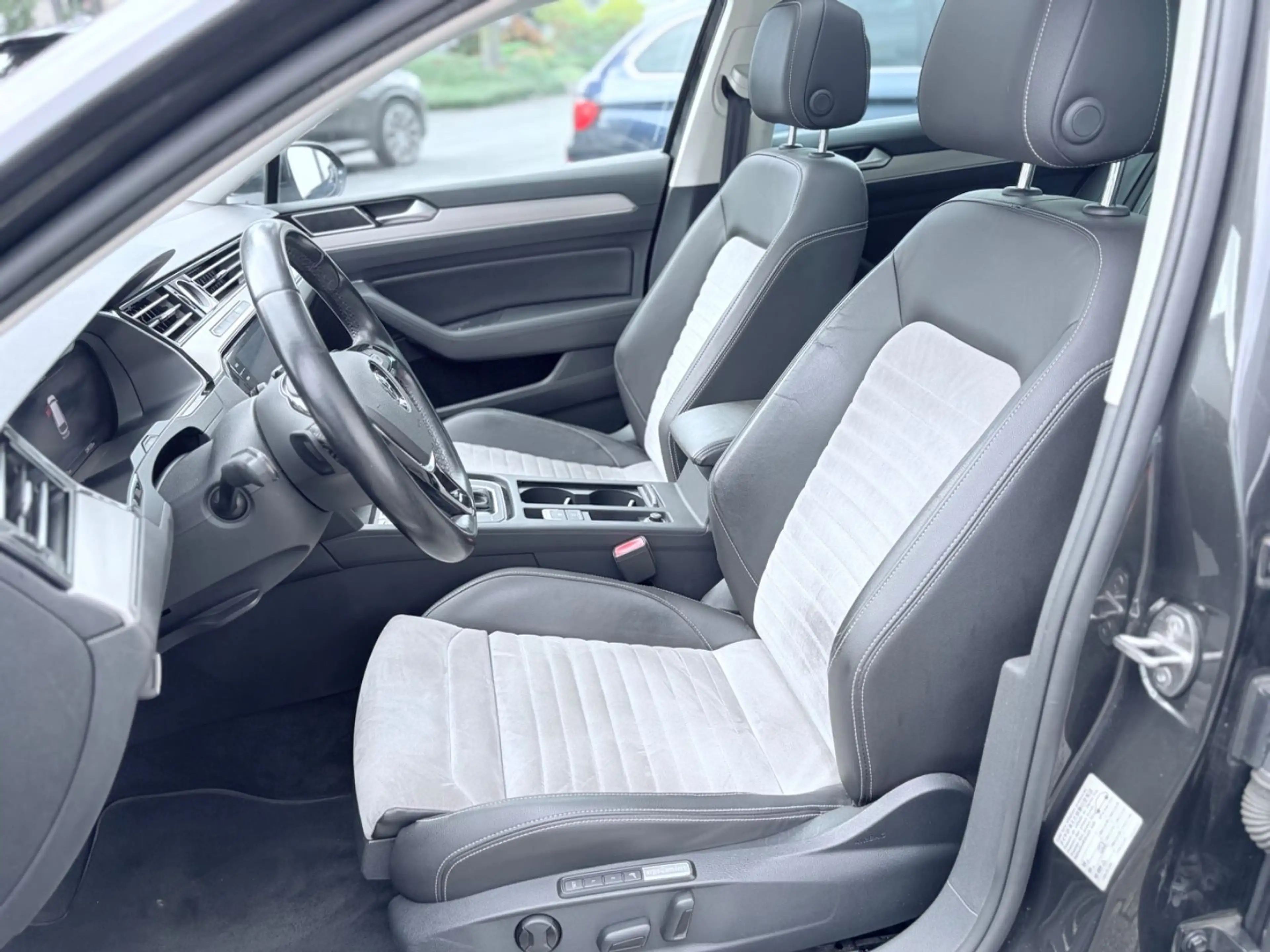 Volkswagen Passat Variant Highline Automatik LED AHK Kamera — photo 12