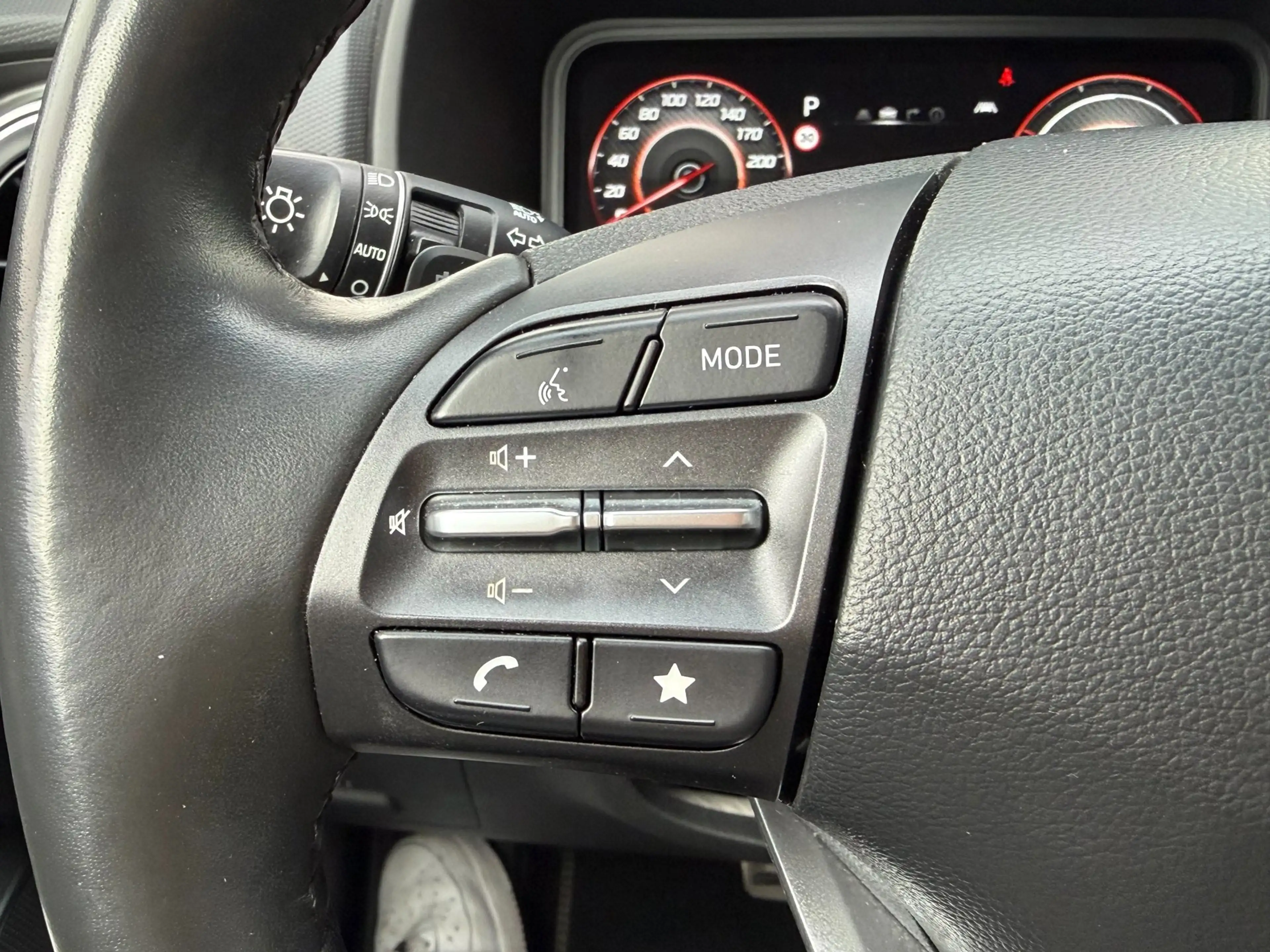 Hyundai KONA EV Premium 64 kWh ACC l WARMTEPOMP l SoH 99% l CAM — photo 17