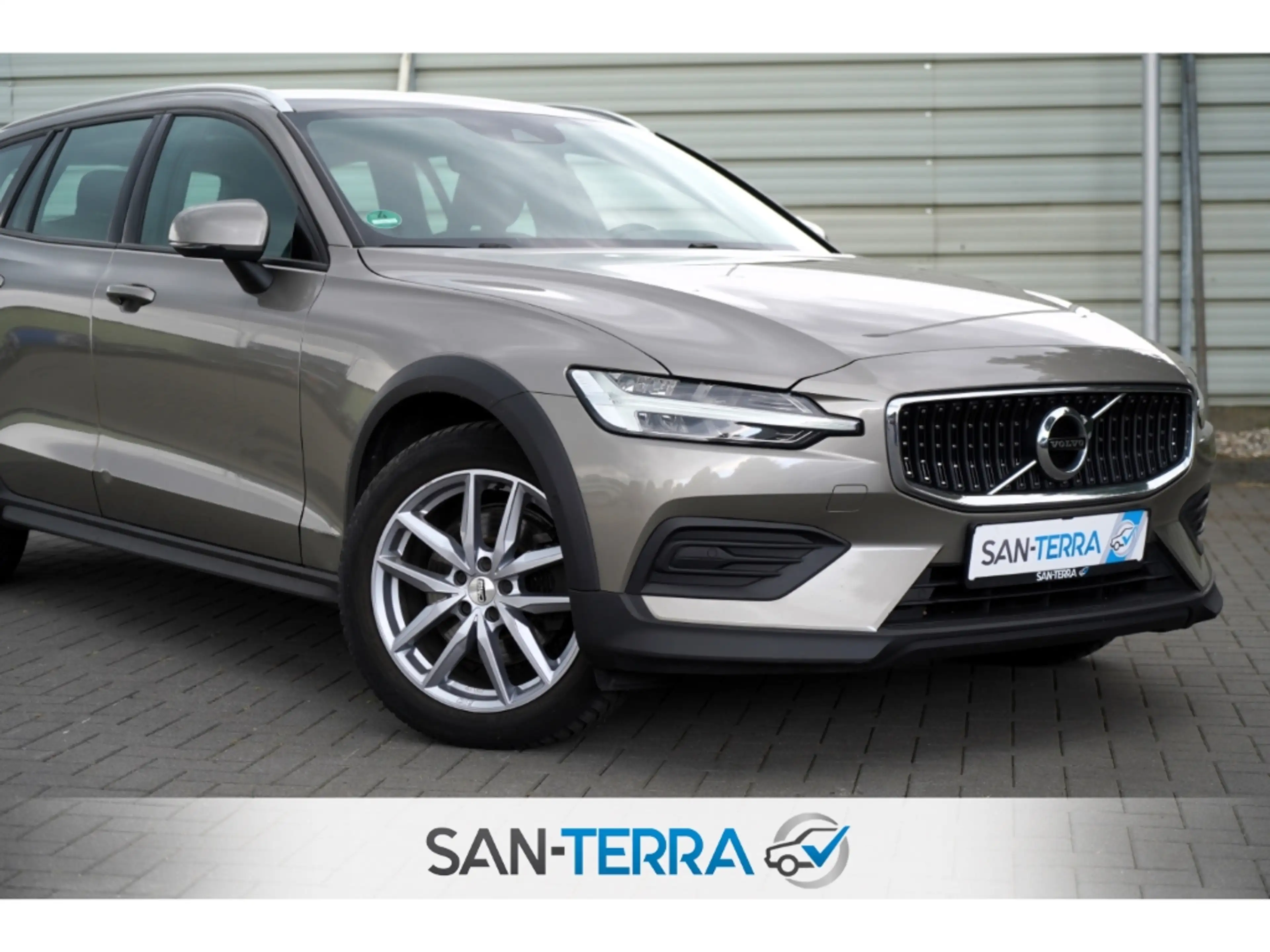 Volvo V60 Cross Country NAVI*KLIMAAUT*MULTI-LENKRAD*PDC*SHZ*BLUETOOTH*ZV* — photo 2