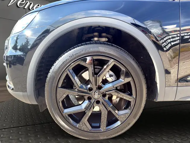 Audi Q5 view 5