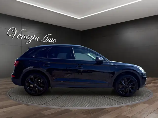 Audi Q5 view 11