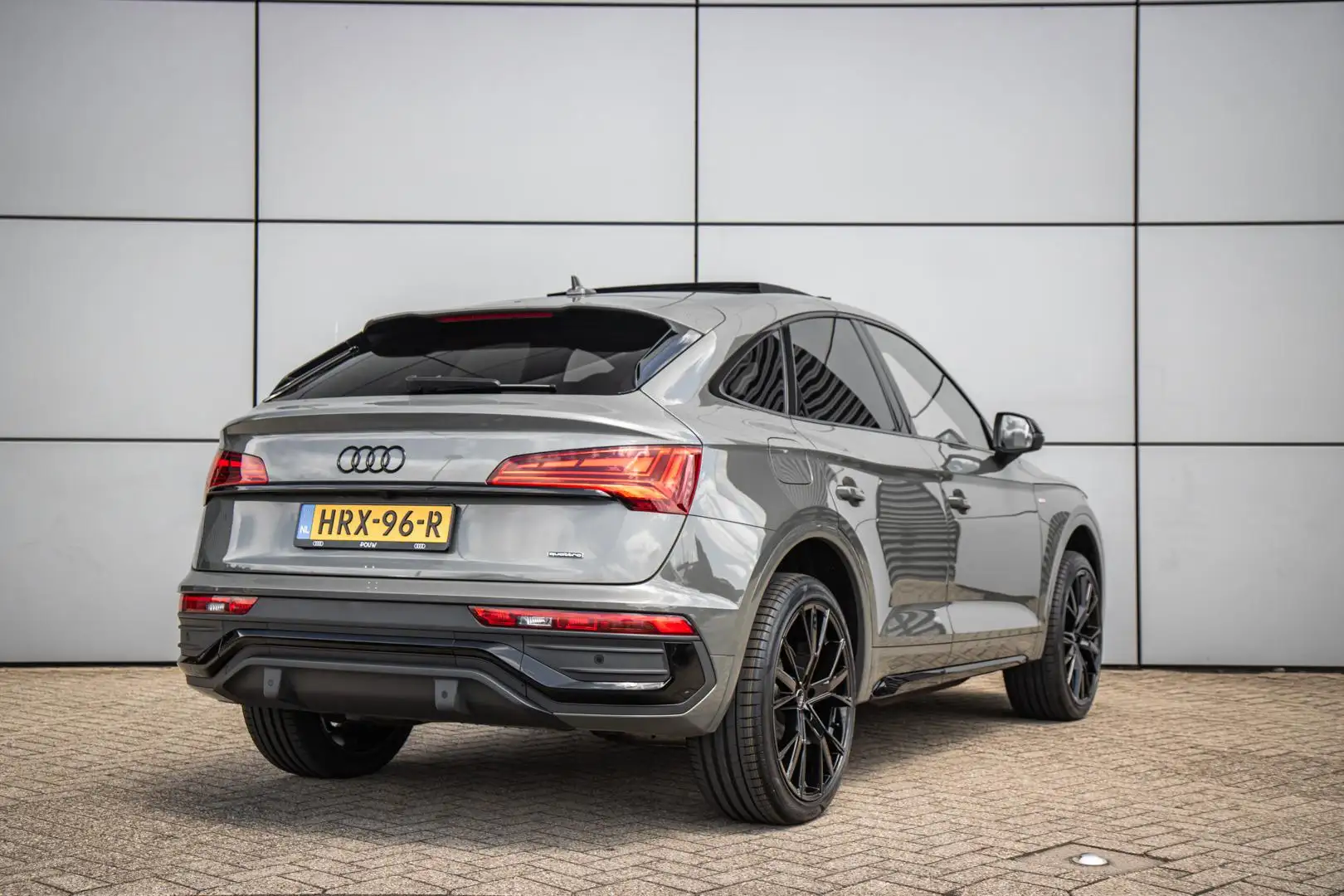 Audi Q5 Sportback 55 TFSIe 367pk S Edition | Panoramadak | Grijs - 2