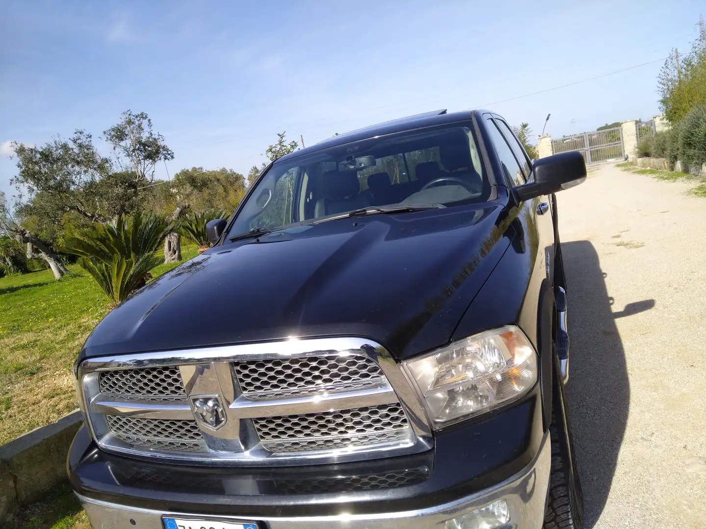 Dodge RAM 1500 Laramie Noir - 1