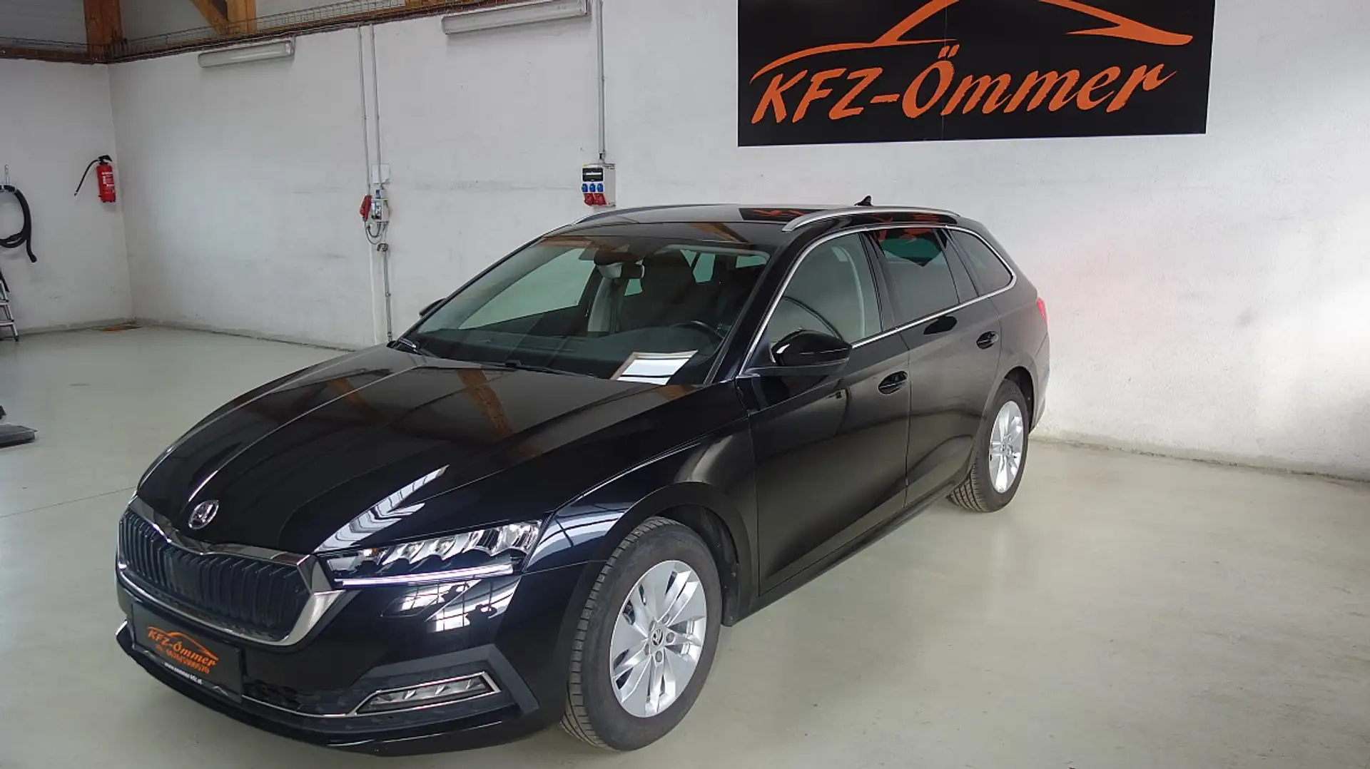 Skoda Octavia Combi 2,0 TDI Business,AHK,Navi,Virtual,LED,Key... Noir - 1