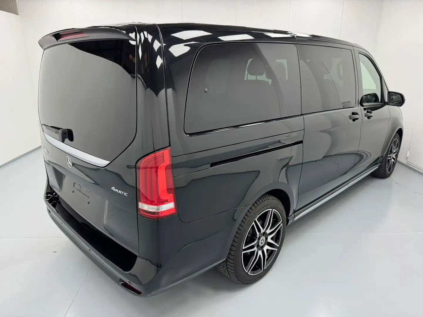 Mercedes-Benz V 300d LONG AVANTGARDE 8P AMG 4MATIC G-TRONIC 237CV Fekete - 2