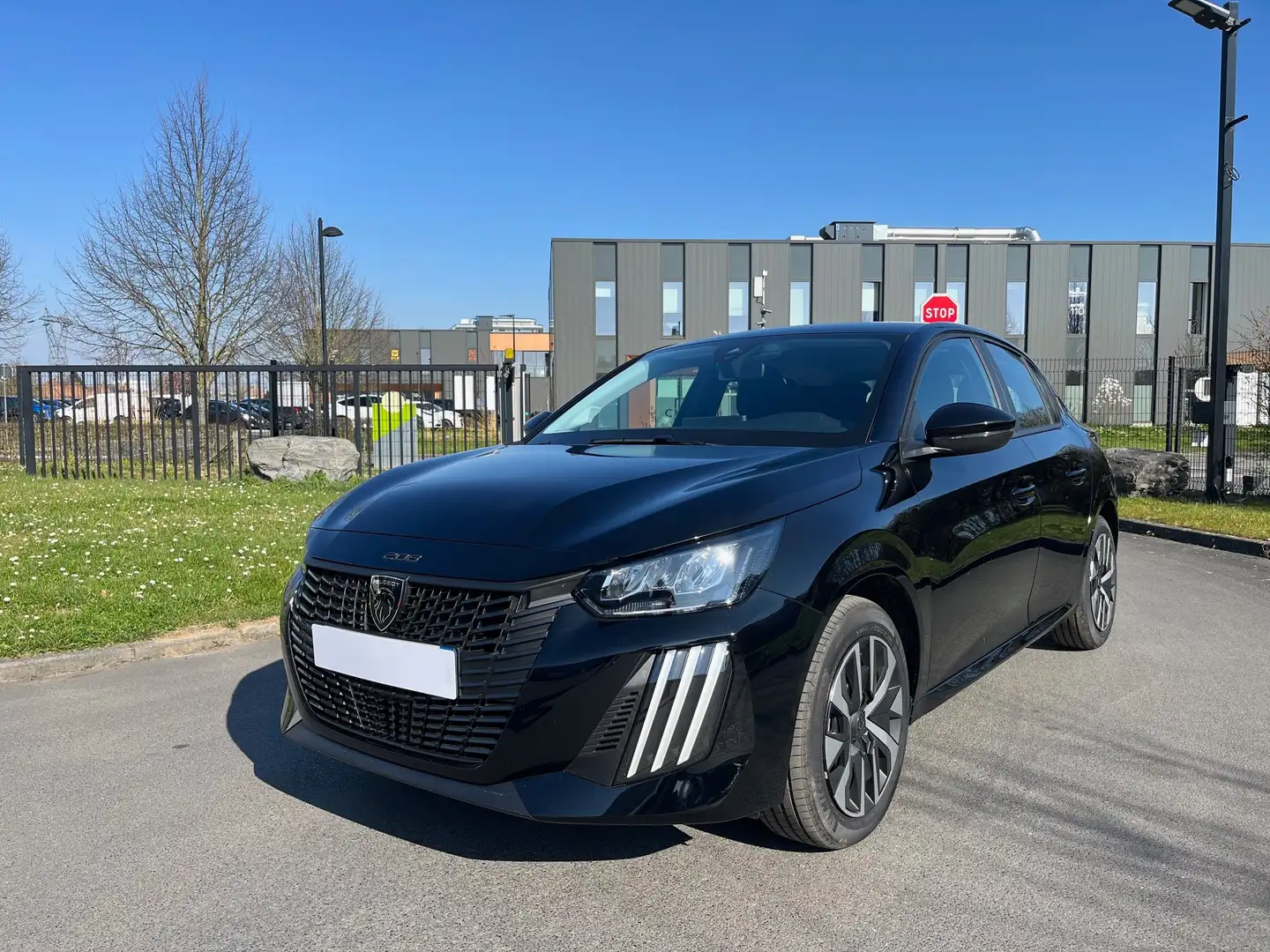 Peugeot 208 1.2 Hybrid 100ch Allure e-DCS6 Noir - 1