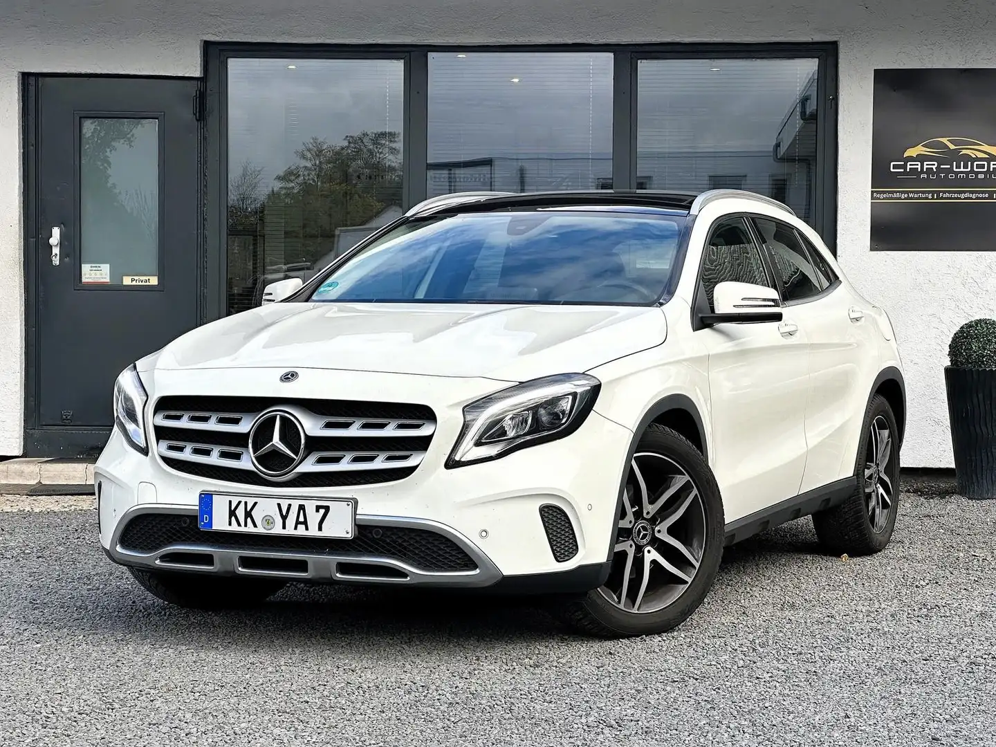 Mercedes-Benz GLA 200 Pano,Im Kundenauftrag Weiß - 1