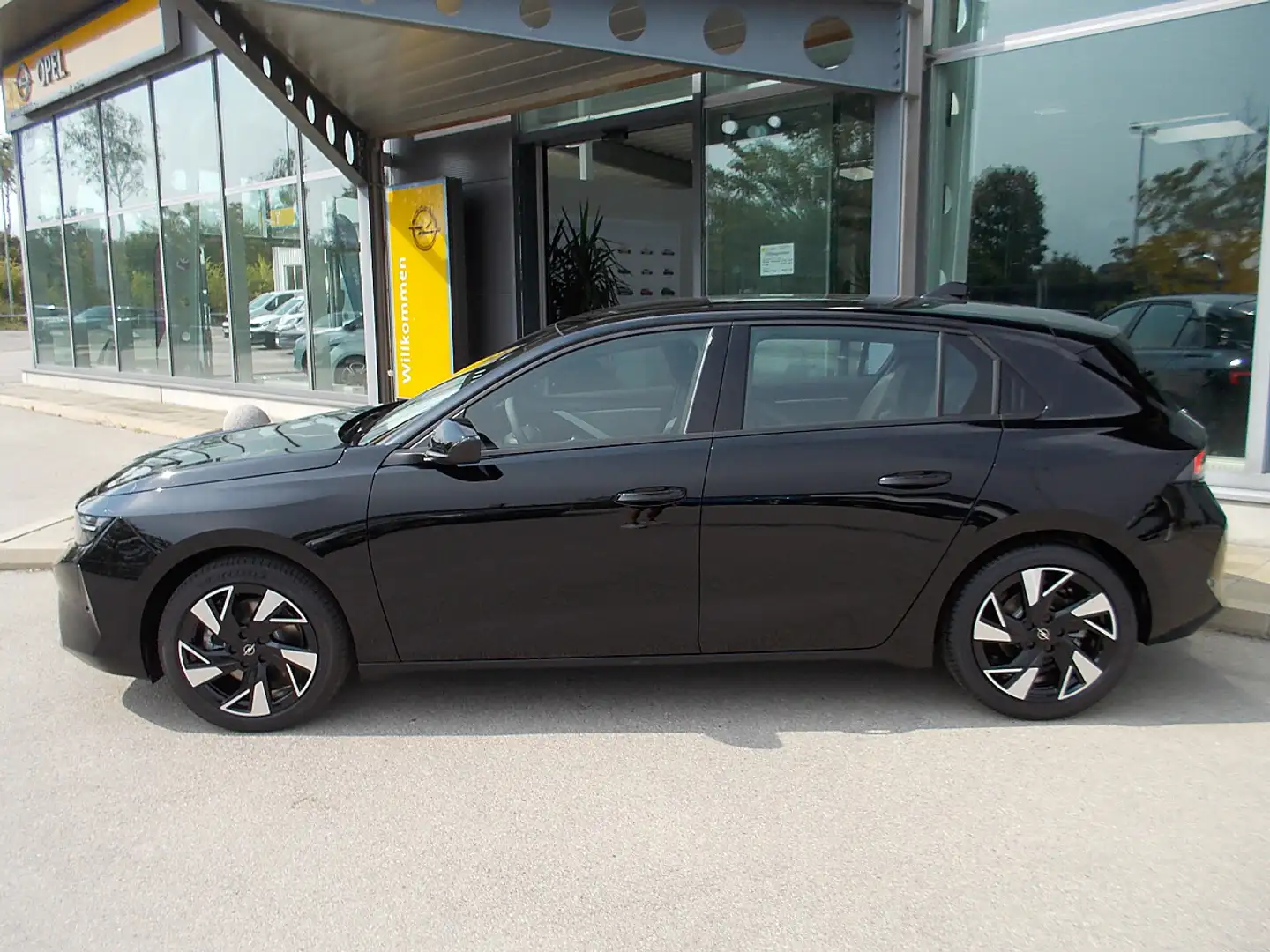 Opel Astra 1,2 Turbo MHEV Business Edition Aut. Schwarz - 2