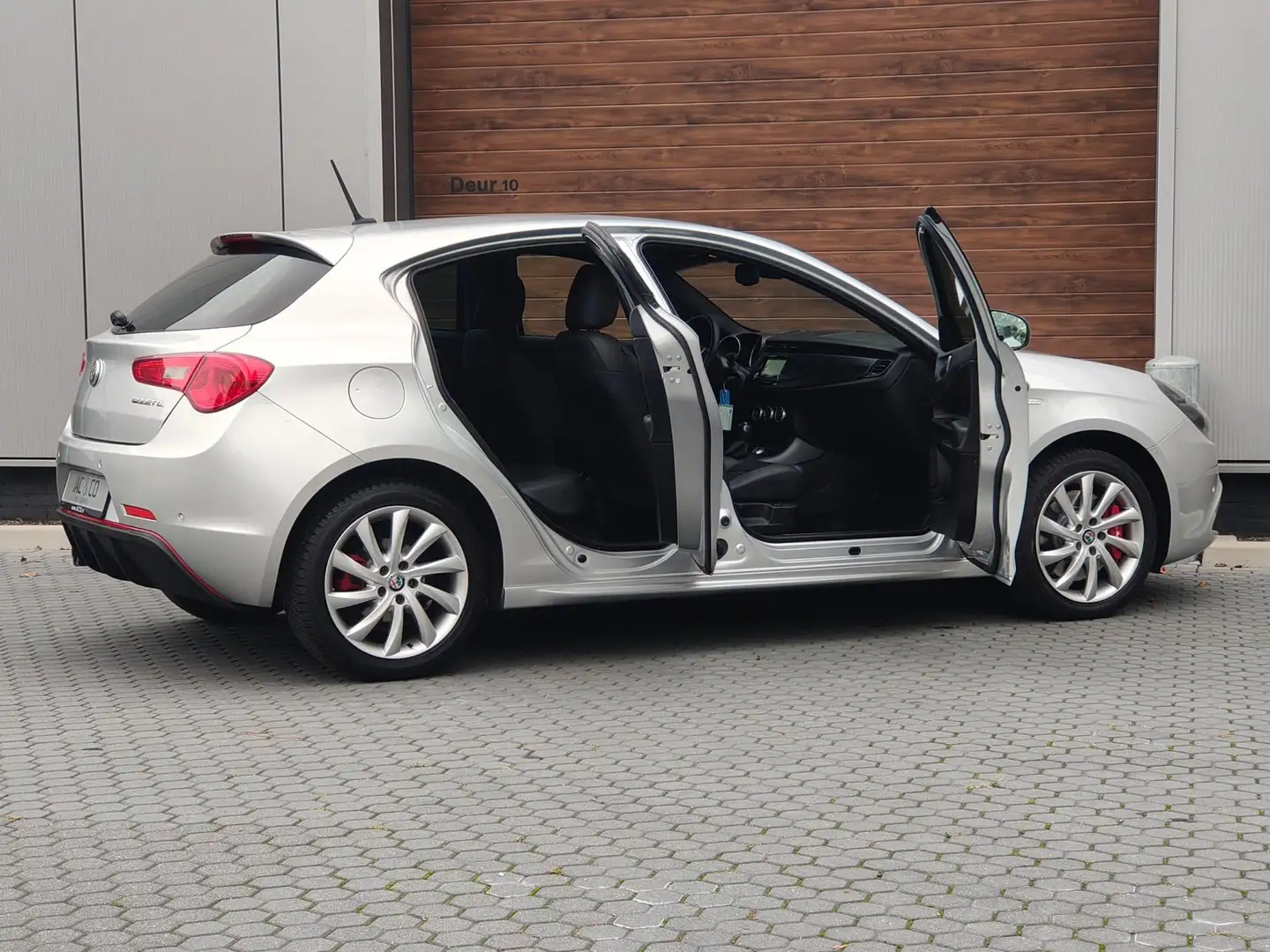 Alfa Romeo Giulietta 1.4 Turbo Super Ned. Auto - Zwart leder - Navigati Grijs - 2