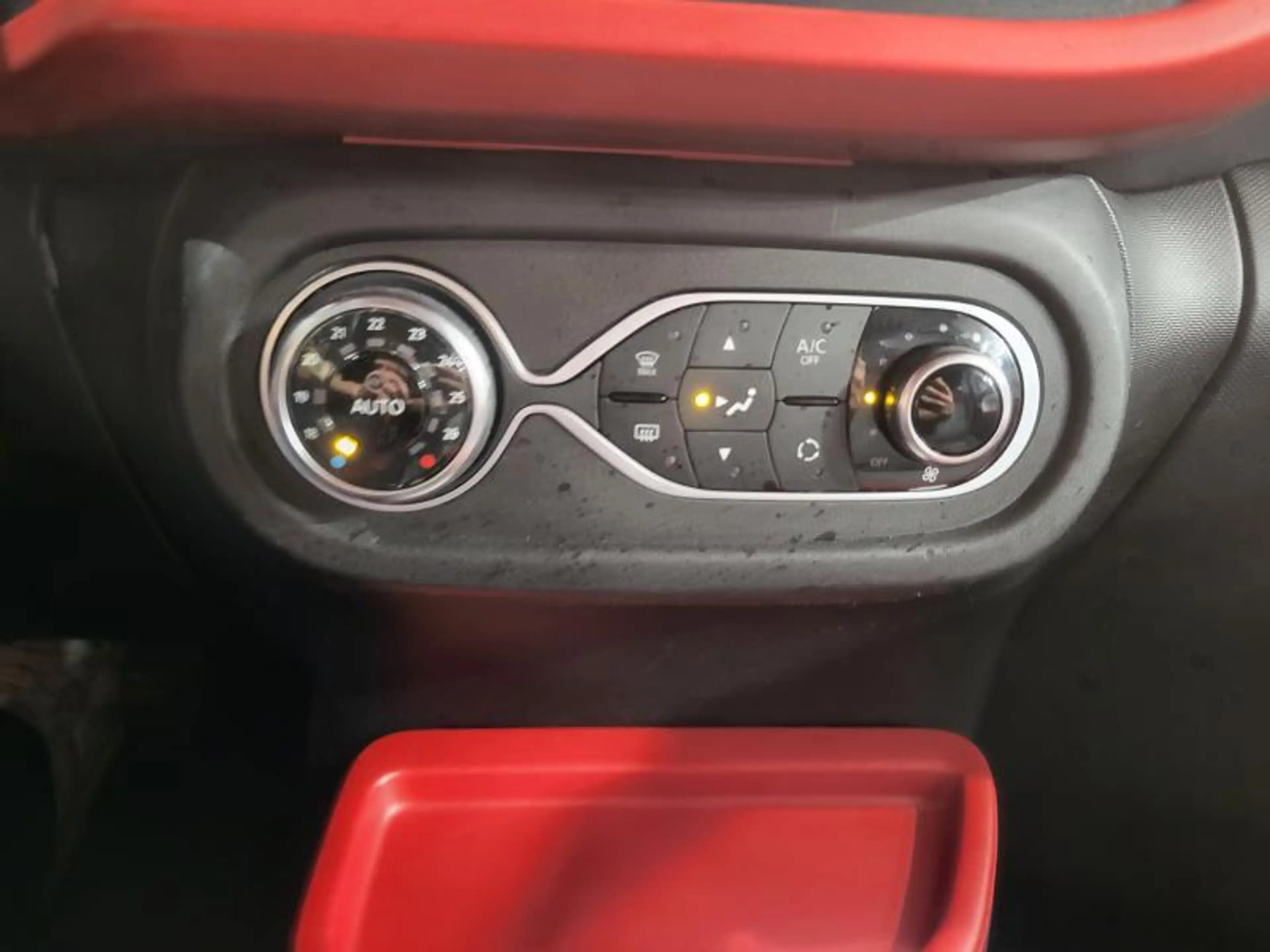 Renault Twingo III — photo 15