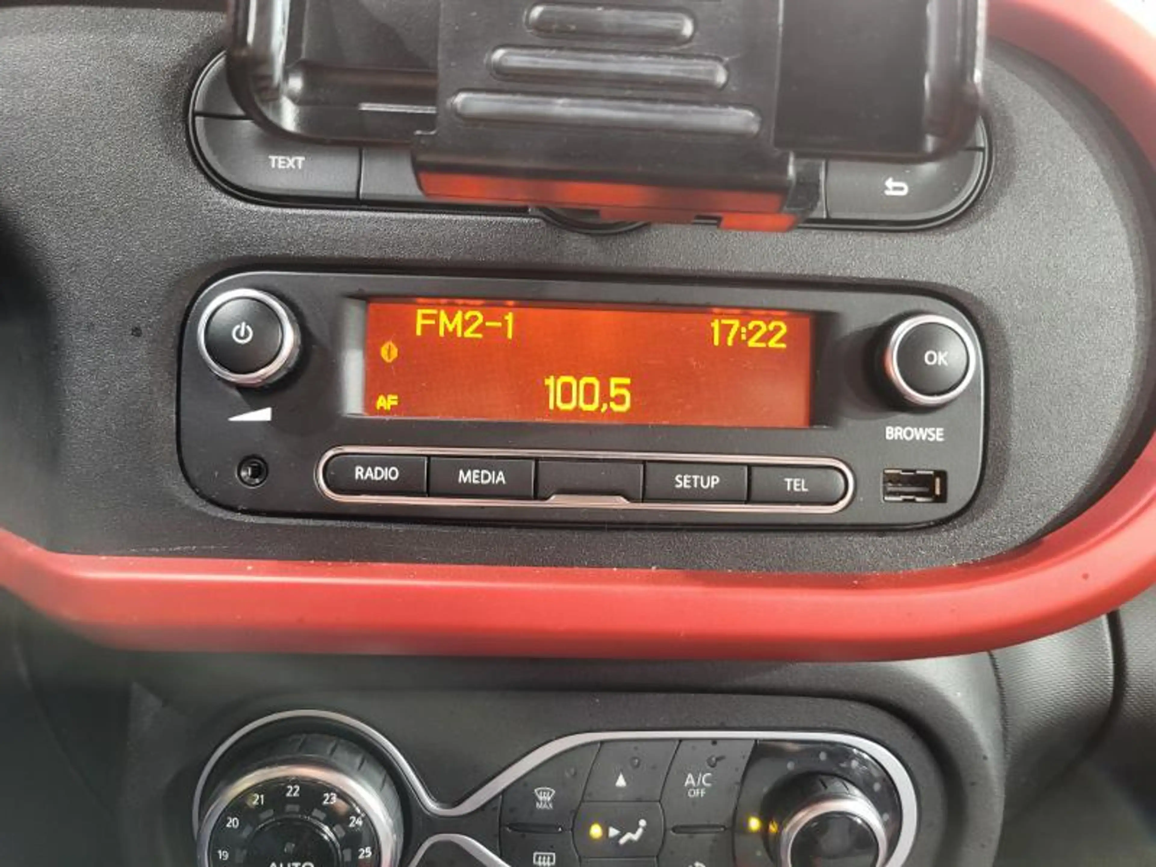 Renault Twingo III — photo 12