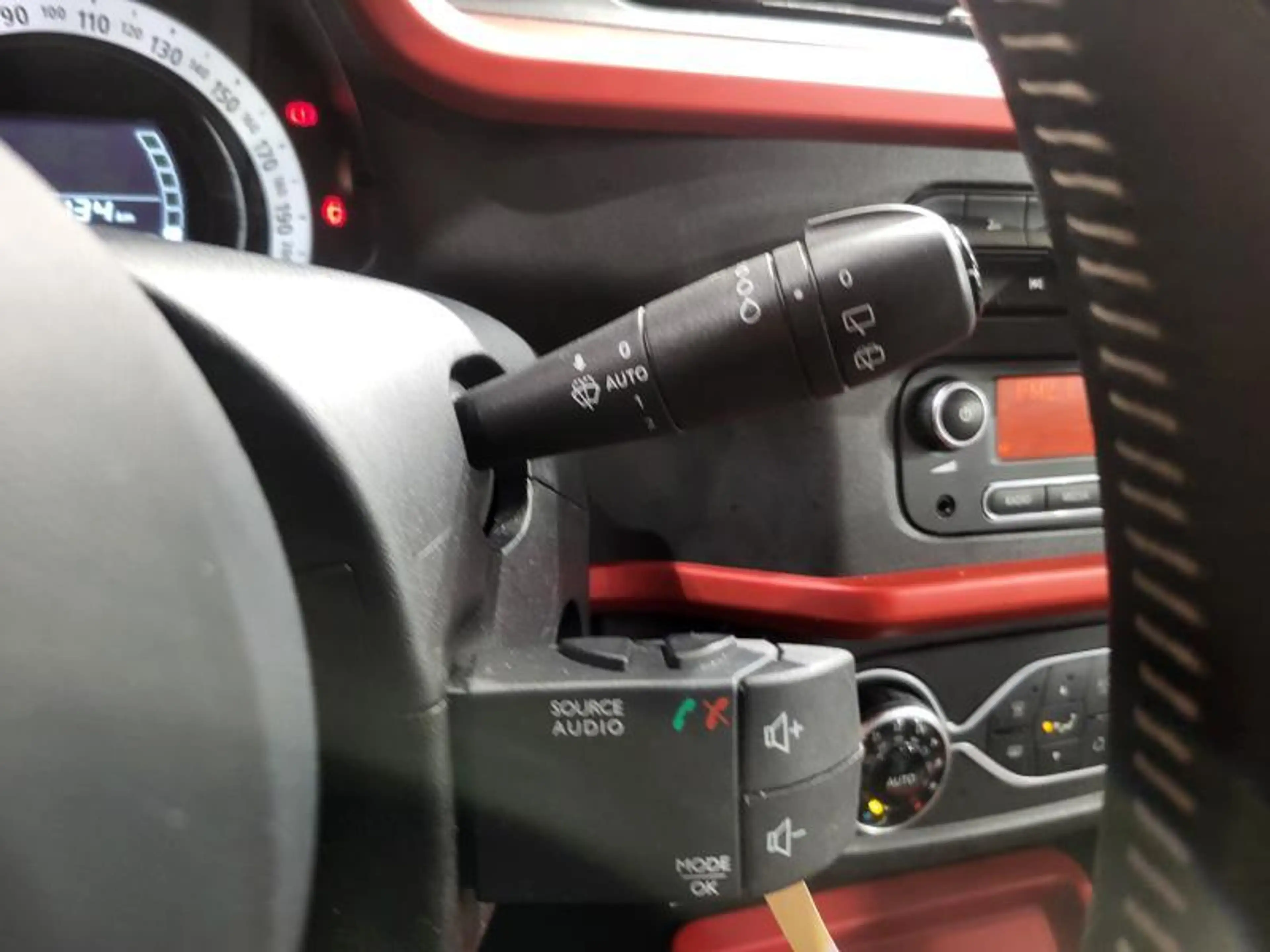 Renault Twingo III — photo 14