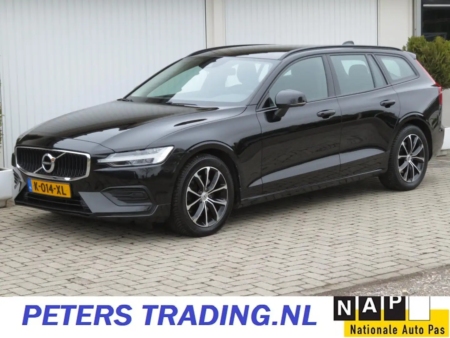 Volvo V60 2.0 B3 Momentum Advantage CAMERA-PDC-1e EIGENAAR Zwart - 1