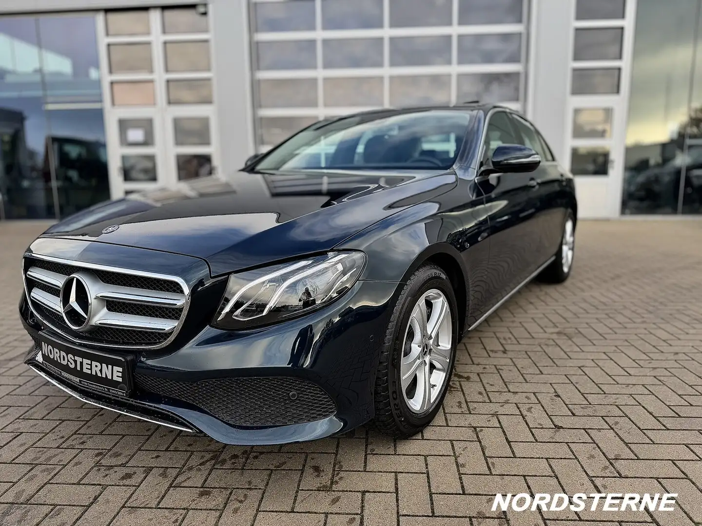 Mercedes-Benz E 300 E 300 Avantgarde El.ANHÄNGER+SHD+MBUX+S.HEIZUNG Vert - 2