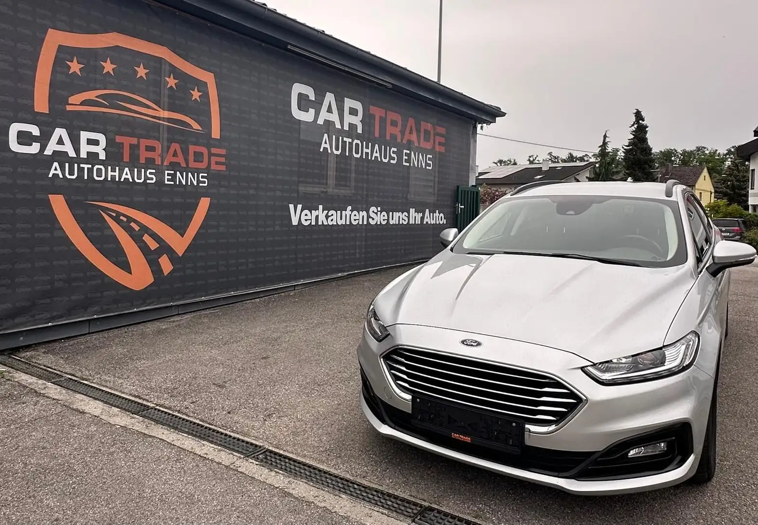 Ford Mondeo Traveller Business Plus 2,0 TDCi Aut. Grau - 1