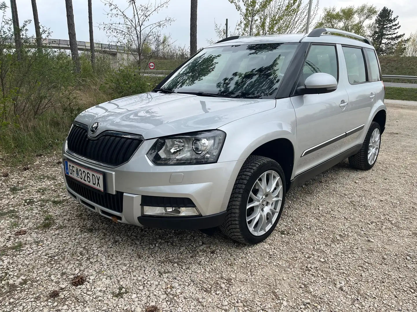 Skoda Yeti Yeti 2,0 TDI SCR 4x4 Style Style Silber - 2