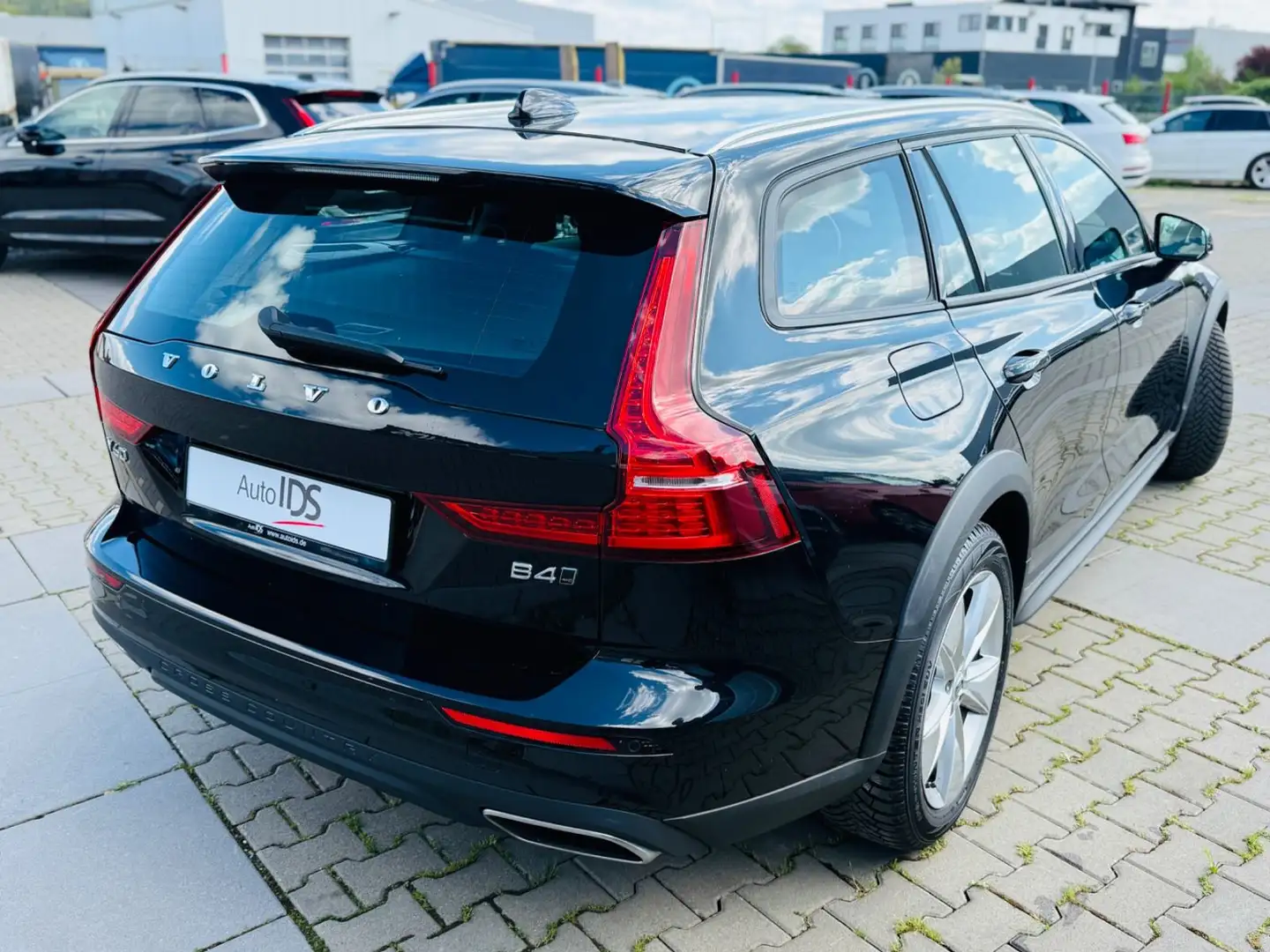 Volvo V60 Cross Country Navi/SHZ/Kam/AHK Чорний - 2