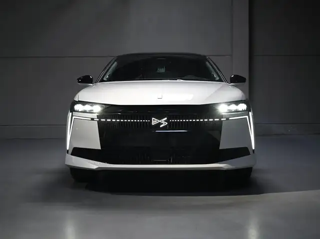 DS Automobiles N°4