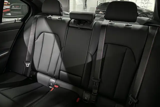 BMW 3 Series view 10