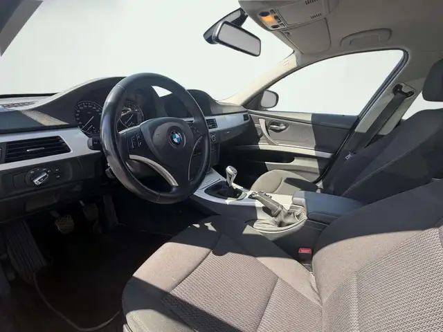 BMW 3 Series view 5