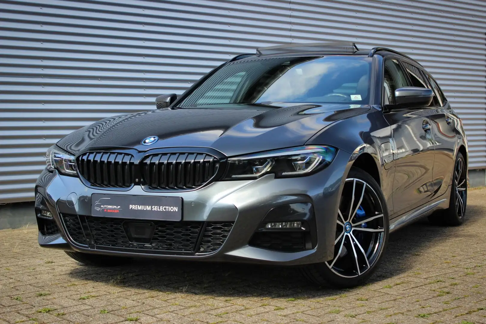 BMW 330 3-serie Touring 330e xDrive M Sport // Panoramadak Grijs - 2