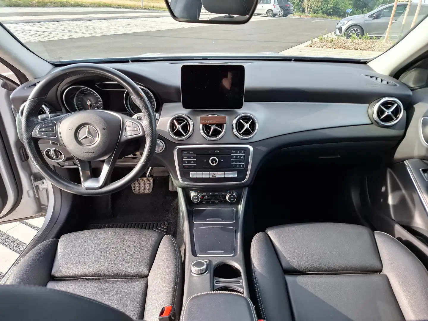 Mercedes-Benz GLA 200 GLA 200 d 4Matic 7G-DCT Urban Zilver - 1