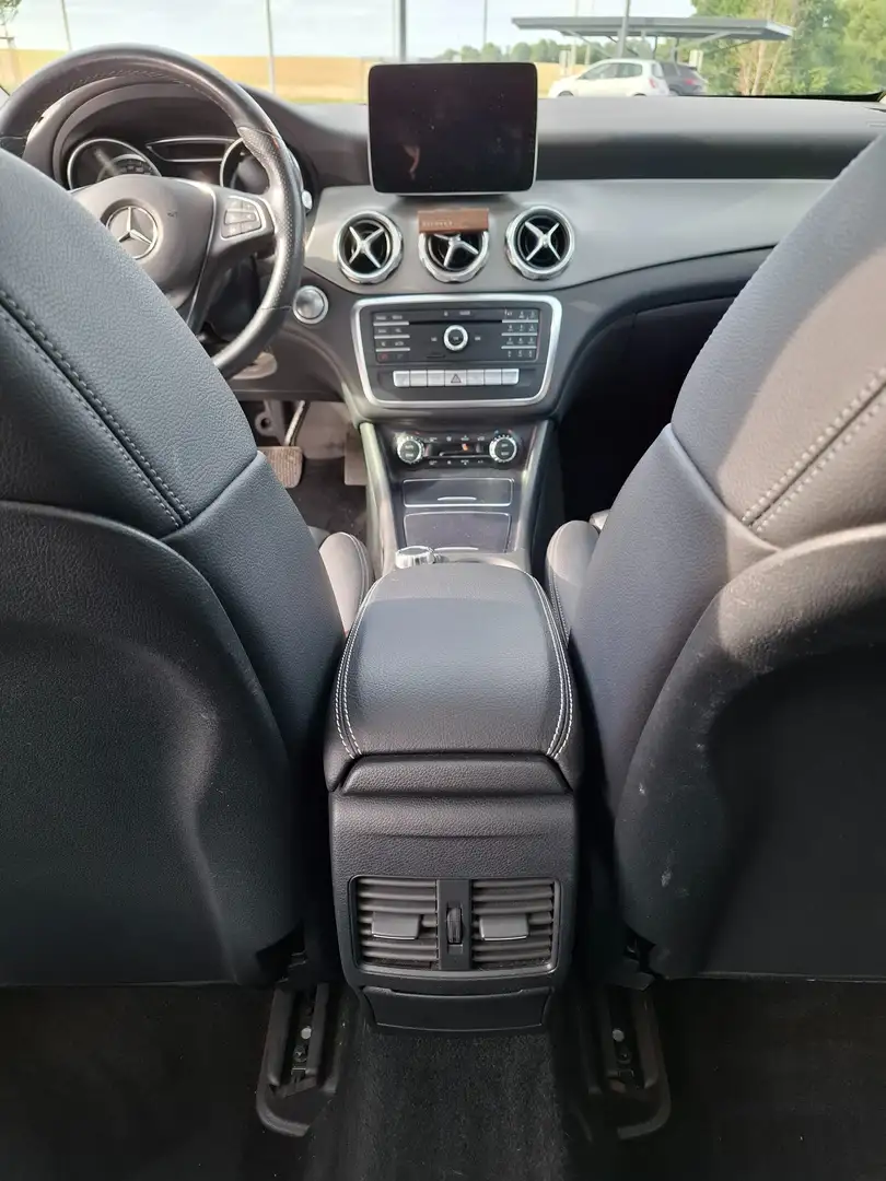 Mercedes-Benz GLA 200 GLA 200 d 4Matic 7G-DCT Urban Zilver - 2