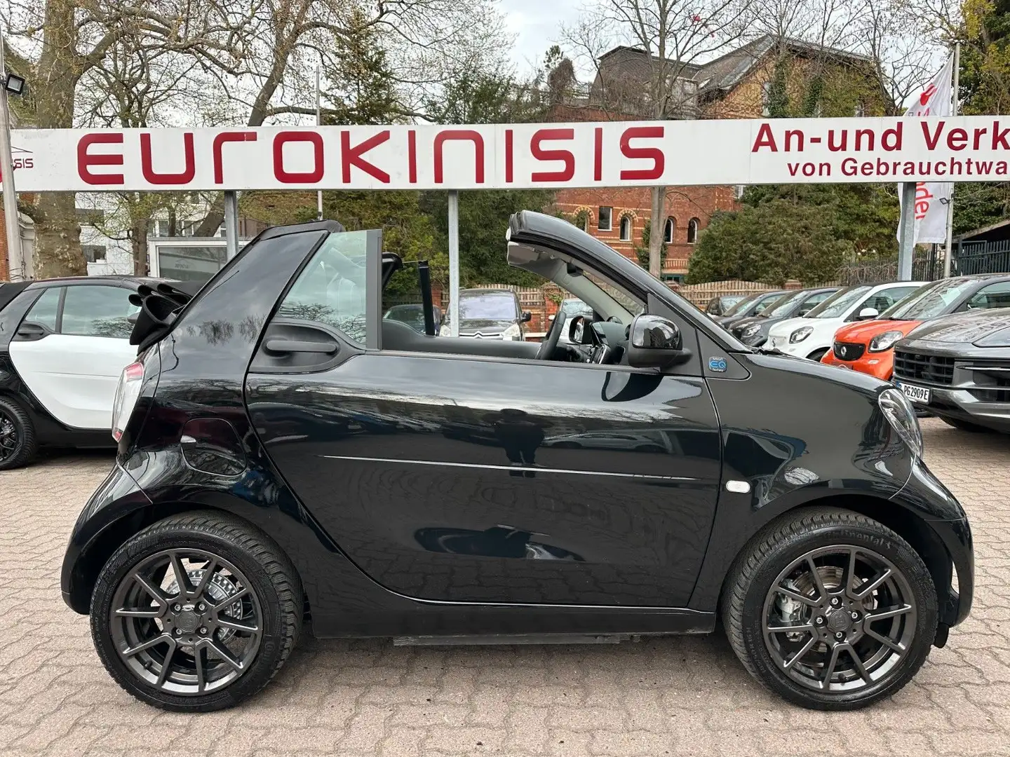 smart forTwo fortwo Cabrio EQ*EXCL*60kW*LEDER*SHZ*KAM*22kW Schwarz - 1