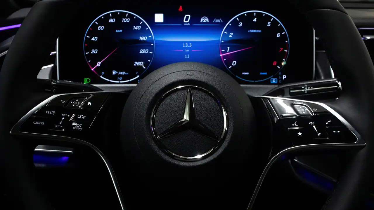 Mercedes-Benz E-Class снимка Mercedes-Benz E-Class