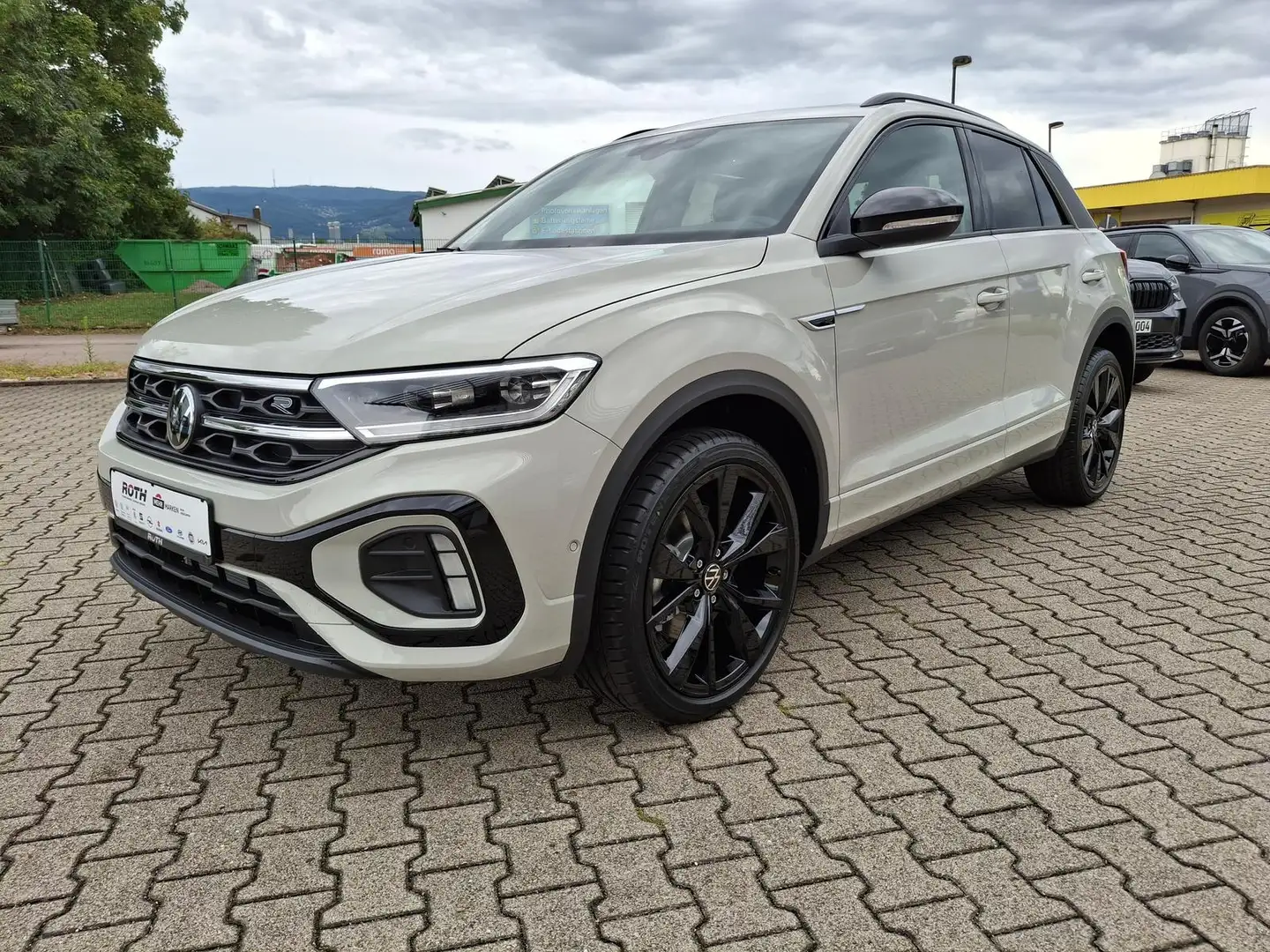 Volkswagen T-Roc 1.5 TSI DSG R-Line Black Style *Pano*LED* Grijs - 2