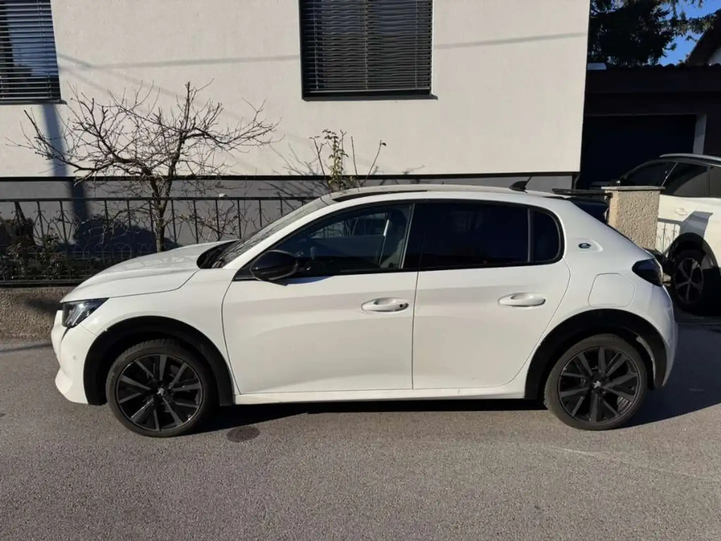 Peugeot e-208 GT Line Weiß - 2