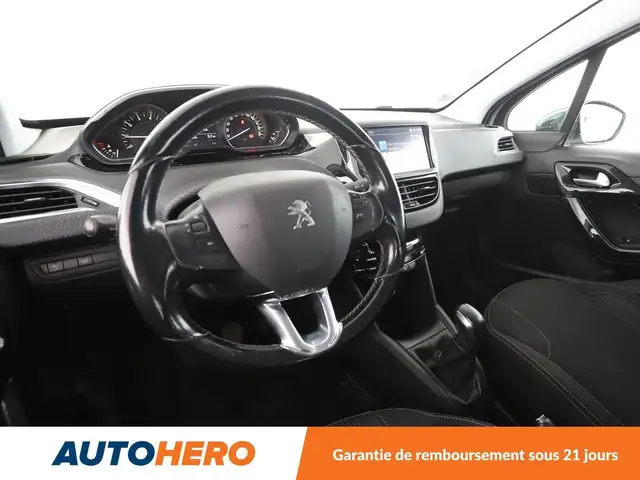 Peugeot 208 view 11